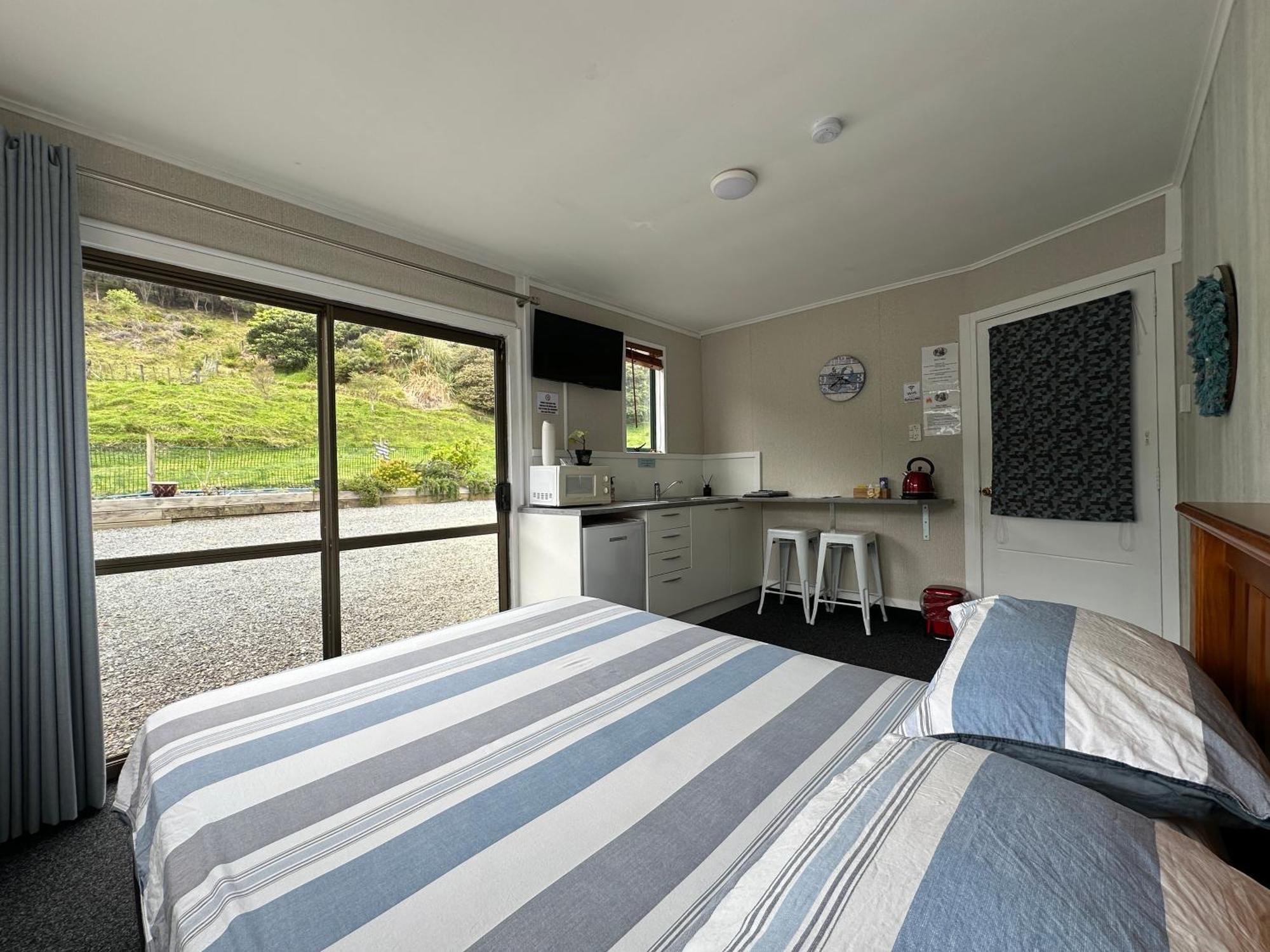 Kiwi Cabins Tapu Exterior photo